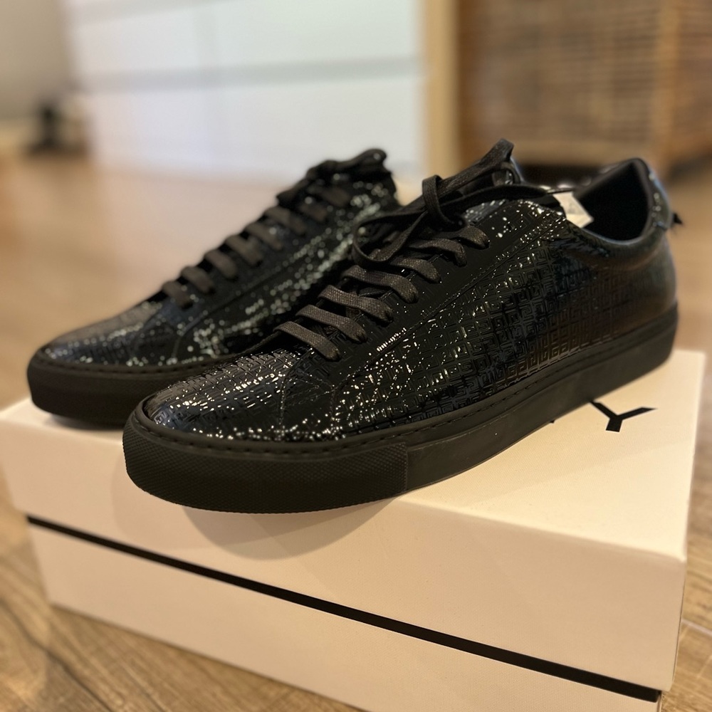 Givenchy Men's 4G-Embossed Patent Leather Low-Top Sneakers Size 44 *BRAND NEW*